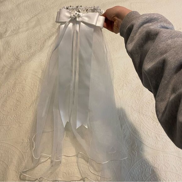 Beautiful White Beaded Tiara Style Bow Short Wedding Veil - Picture 1 of 8